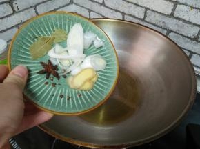 油热下葱姜花椒八角香叶炒香。