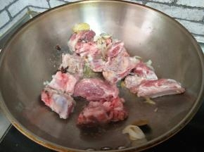 加入排骨，炒至颜色变白。