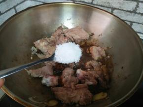 加入白糖炒匀。