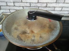 盖上锅盖，煮一个小时。