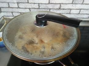 盖上锅盖，煮一个小时。