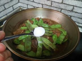 加入豆角，再加入适量盐炖20分钟，大火收汁即可。