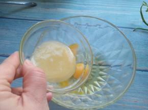 鸡蛋液中加入蜂蜜，拌匀