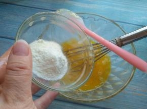 加入奶粉，拌匀