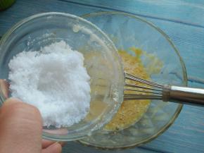 加入白糖，拌匀