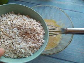 加入燕麦片，拌匀