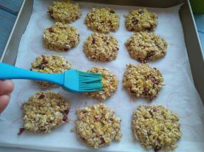 用勺子装好，放在烤盘上，再用勺子按扁，刷一层鸡蛋液