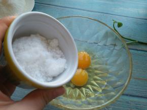 白糖加入鸡蛋液中