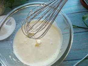 用电动打蛋器打发至蛋液滴落不会马上消失的状态