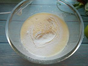 分三次筛入低筋面粉