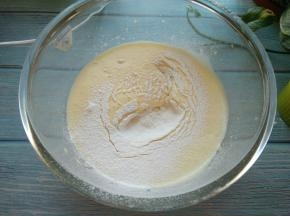 分三次筛入低筋面粉