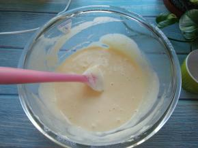 每次都要翻拌均匀再加入下一次低筋面粉，拌匀后再加入油，翻拌均匀，蛋糕糊就做好了