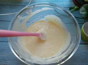 每次都要翻拌均匀再加入下一次低筋面粉，拌匀后再加入油，翻拌均匀，蛋糕糊就做好了