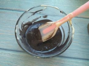 可可粉加入热水，拌匀后加入一勺蛋糕糊，拌匀成可可面糊，装裱花袋