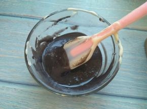 可可粉加入热水，拌匀后加入一勺蛋糕糊，拌匀成可可面糊，装裱花袋