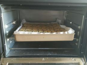 烤箱预热180度，中层上下火烤20分钟左右