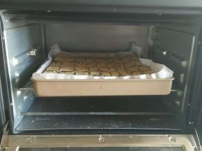 烤箱预热180度，中层上下火烤20分钟左右