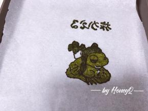 然后照着旅行青蛙的图标颜色开始填充，青蛙的身体是最浅的，它的帽子颜色第二深，三叶草颜色第三深，荷叶颜色第二浅，青蛙腹部白色不填充，放入冰箱冷冻