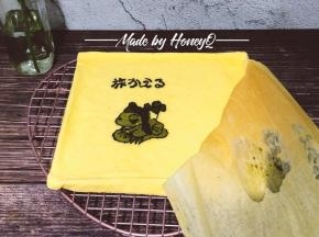 趁热撕下油纸，看到我的蛙儿砸啦～～，再把撕下来的油纸轻轻盖回去，防止蛋糕卷干裂