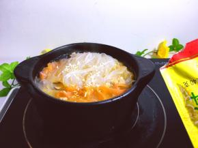 揭开盖子，撒上鸡精