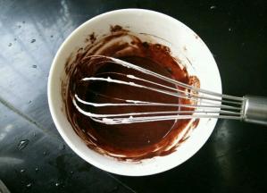 可可粉加入热水，搅打均匀。备用。