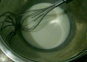 玉米油和牛奶混合，搅打至乳化。