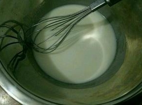 玉米油和牛奶混合，搅打至乳化。