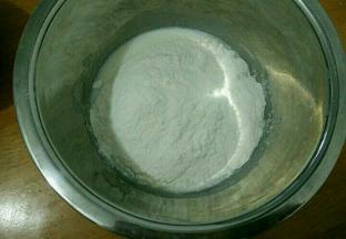 晒入面粉，翻拌均匀。