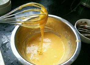 翻拌至顺滑，放旁边备用。