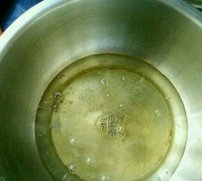 蛋清放到无水无油的盆里，加入几滴醋。