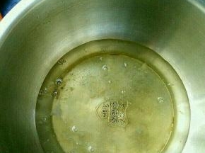 蛋清放到无水无油的盆里，加入几滴醋。