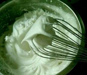 一直打到湿性泡发，提起打蛋器有弯钩即可。