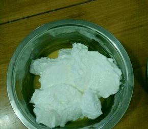 取三分之一蛋白糊加入到蛋黄糊里，翻拌均匀。