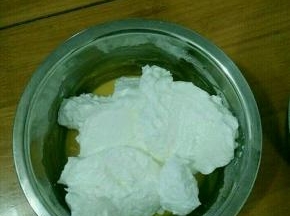 取三分之一蛋白糊加入到蛋黄糊里，翻拌均匀。