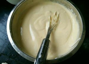 然后再倒回蛋白糊里，继续翻拌至顺滑。