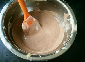 把可可糊倒进去，翻拌均匀。然后装到裱花袋。剪去一个角(手指大小)