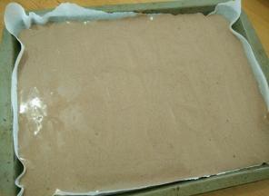 然后把可可糊挤到原味蛋糕糊上面。(烤箱预热)