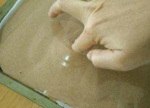 在烤盘的一边，用手指或是筷子触到烤盘底部，画S形，中途不要断。画完后转90度，也就是烤盘的另一边也画S形。全部画好后放到烤箱上管150度下管130度烤20分钟左右，出炉凉凉。