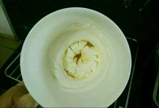 淡奶油加入糖粉，打到九分发。