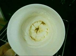 淡奶油加入糖粉，打到九分发。