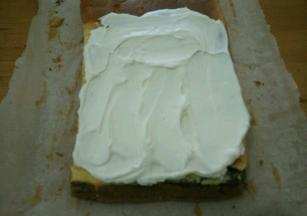 抹到蛋糕上，卷起来，用保鲜膜包好放冰箱冷藏定型一个小时。