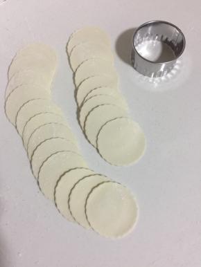 按压好的饺子皮最好放在保鲜袋中储存，以免风干了不好包。