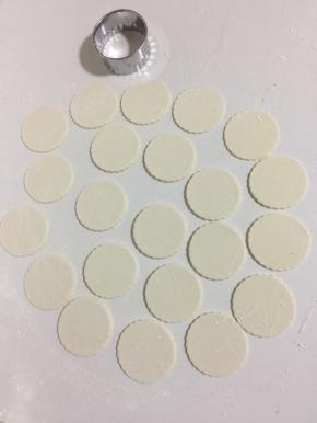 把多余的面皮捡出来，继续擀成面皮，按压成饺子皮，直到面团擀完为止。