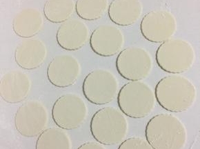 把多余的面皮捡出来，继续擀成面皮，按压成饺子皮，直到面团擀完为止。