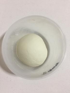 面粉加入少许盐搅拌均匀，倒入适量的开水搅拌成棉絮状，揉成光滑的面团，醒20分钟。