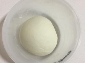 面粉加入少许盐搅拌均匀，倒入适量的开水搅拌成棉絮状，揉成光滑的面团，醒20分钟。