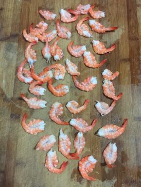 虾剥壳，去虾头，虾线，清洗干净后，给虾开背。（用刀在虾背处切开，注意不要切断了，虾尾也要留着，这样做出来的虾饺漂亮好看。）