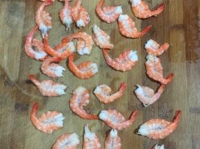 虾剥壳，去虾头，虾线，清洗干净后，给虾开背。（用刀在虾背处切开，注意不要切断了，虾尾也要留着，这样做出来的虾饺漂亮好看。）
