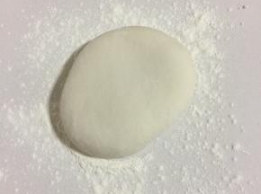 案板上撒少许面粉，把醒好的面团取出来揉匀，按扁。