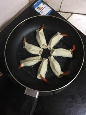 冷锅冷油下入包好的虾饺，开火，中火慢慢的煎至虾饺底部有点儿焦。